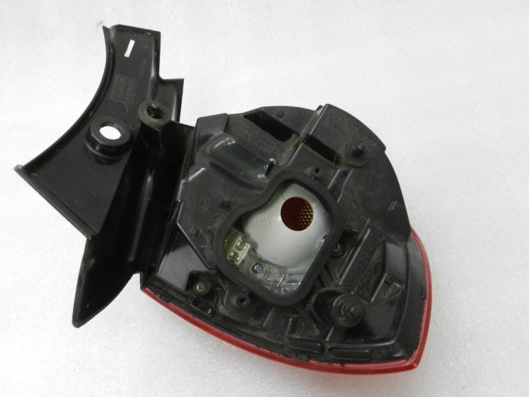 Oriģinālais testētais Alfa Romeo Giulietta 940 aizmugurējais lukturis ārējais labajā pusē 50513612