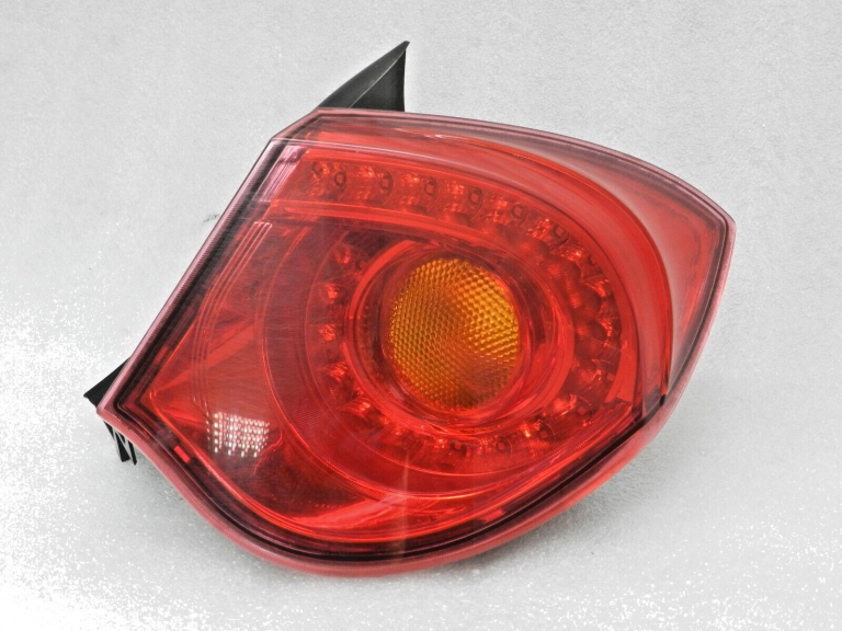 Oriģinālais testētais Alfa Romeo Giulietta 940 aizmugurējais lukturis ārējais labajā pusē 50513612