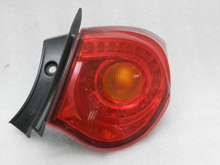 Oriģinālais testētais Alfa Romeo Giulietta 940 aizmugurējais lukturis ārējais labajā pusē 50513612