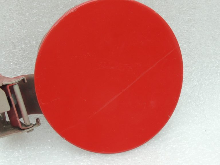 Oriģināls Suzuki Swift I degvielas uzpildes aizbīdnis ZCF BRIGHT RED SLD 64850-63J00