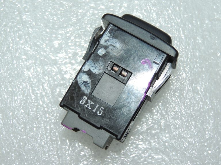 Suzuki ārējo spoguļu sildītāja slēdzis 3795559J00