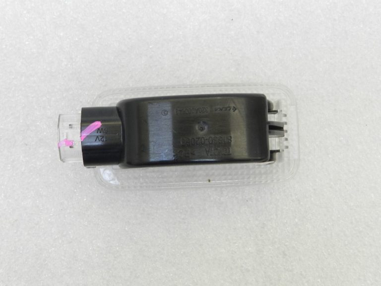 Toyota Yaris Auris Avensis Verso Salona apgaismojums 8133005050