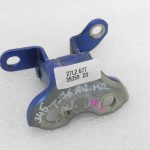 Toyota Yaris P13 Durvju eņģe aizmugurējā kreisā augšējā 8X2 687600D061