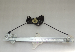 Toyota Yaris P13 Logu regulators priekšējais kreisais 69820K0010