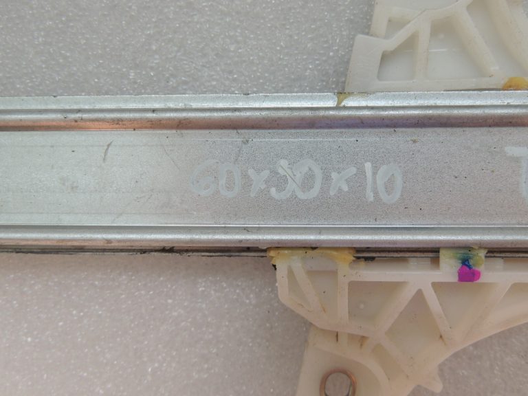 Toyota Yaris P13 Logu regulators priekšējais kreisais 69820K0010