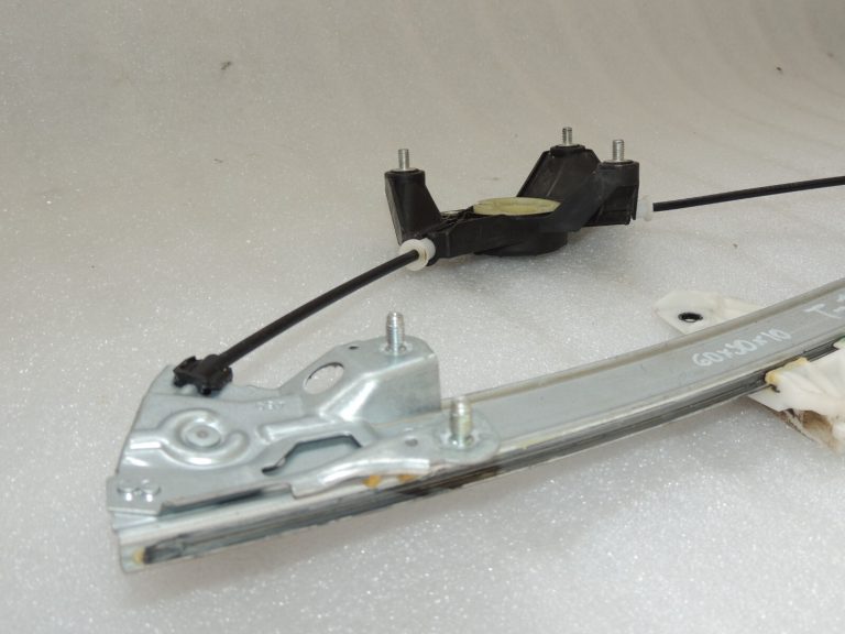 Toyota Yaris P13 Logu regulators priekšējais kreisais 69820K0010