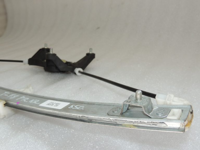 Toyota Yaris P13 Logu regulators priekšējais kreisais 69820K0010