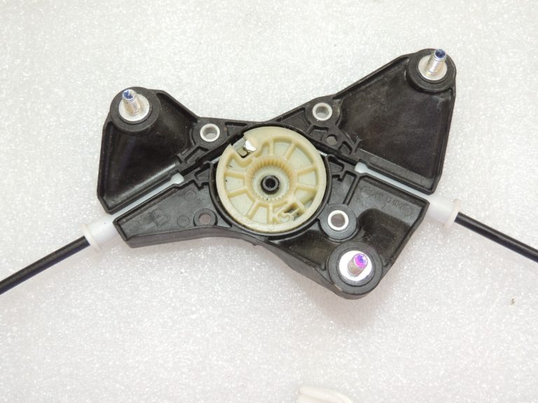 Toyota Yaris P13 Logu regulators priekšējais kreisais 69820K0010