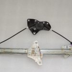 Toyota Yaris P13 Logu regulators priekšējais kreisais 69820K0010