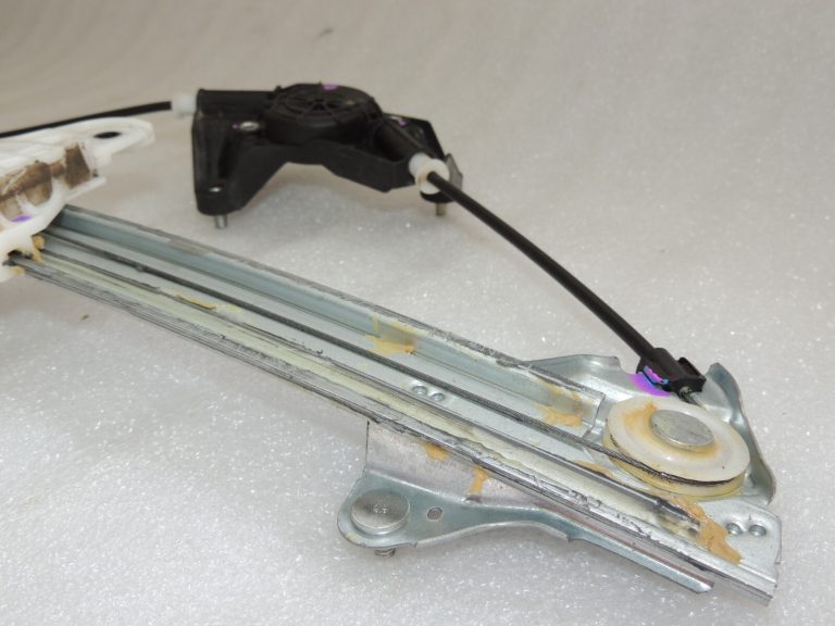 Toyota Yaris P13 Logu regulators priekšējais kreisais 69820K0010