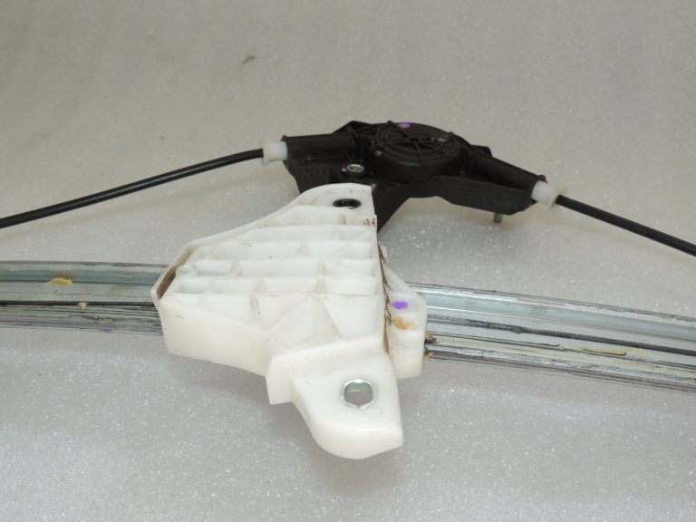 Toyota Yaris P13 Logu regulators priekšējais kreisais 69820K0010