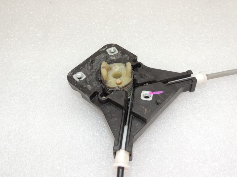 Toyota Yaris P13 Aizmugurējā loga regulators pa labi 69830K0020