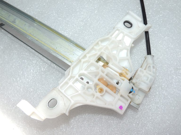 Toyota Yaris P13 Aizmugurējā loga regulators pa labi 69830K0020