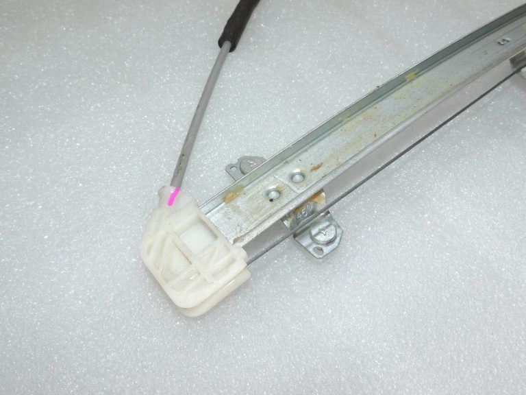 Toyota Yaris P13 Aizmugurējā loga regulators pa labi 69830K0020