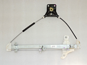 Toyota Yaris P13 aizmugurējais kreisais loga regulators 69840K0020