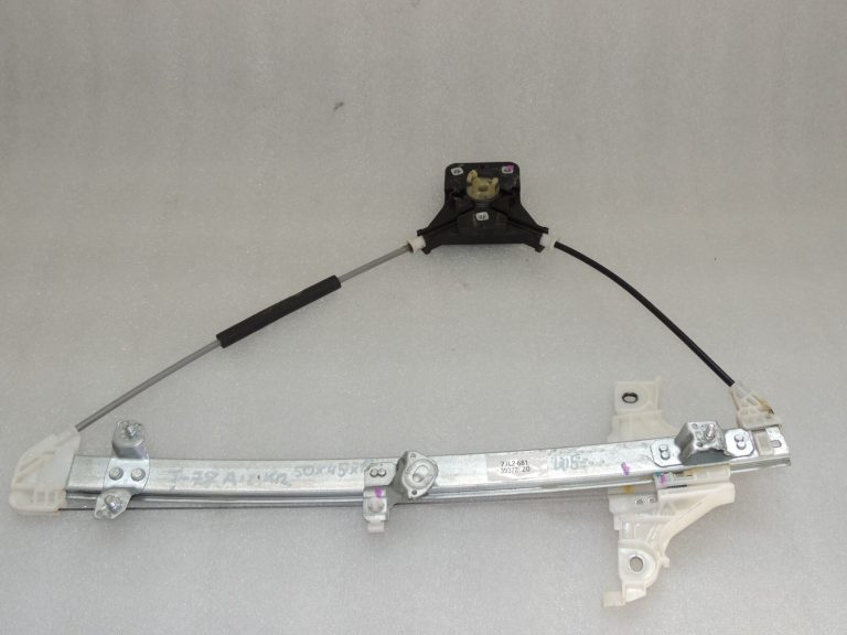 Toyota Yaris P13 aizmugurējais kreisais loga regulators 69840K0020