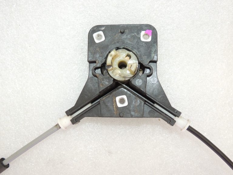 Toyota Yaris P13 aizmugurējais kreisais loga regulators 69840K0020