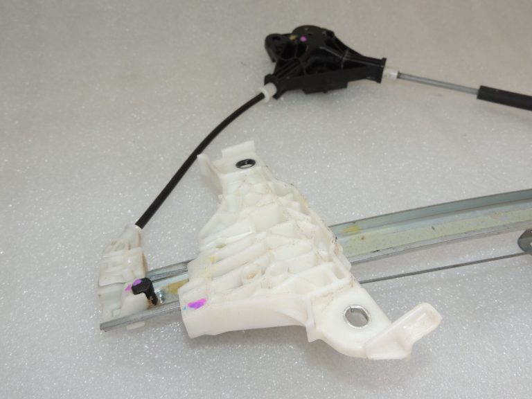Toyota Yaris P13 aizmugurējais kreisais loga regulators 69840K0020