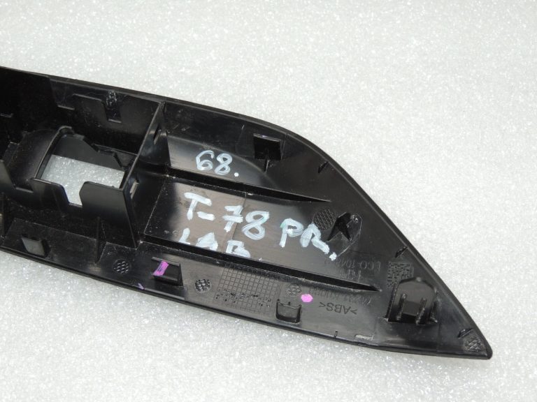 Toyota Yaris P13 Logu slēdža vāks priekšējais labais 74231K0080