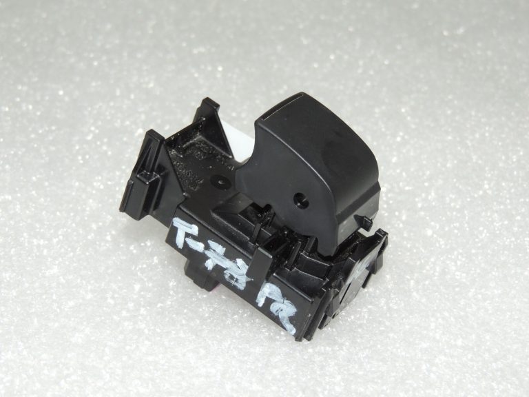 Toyota Yaris P13 Logu slēdzis priekšējais labais 8481002260