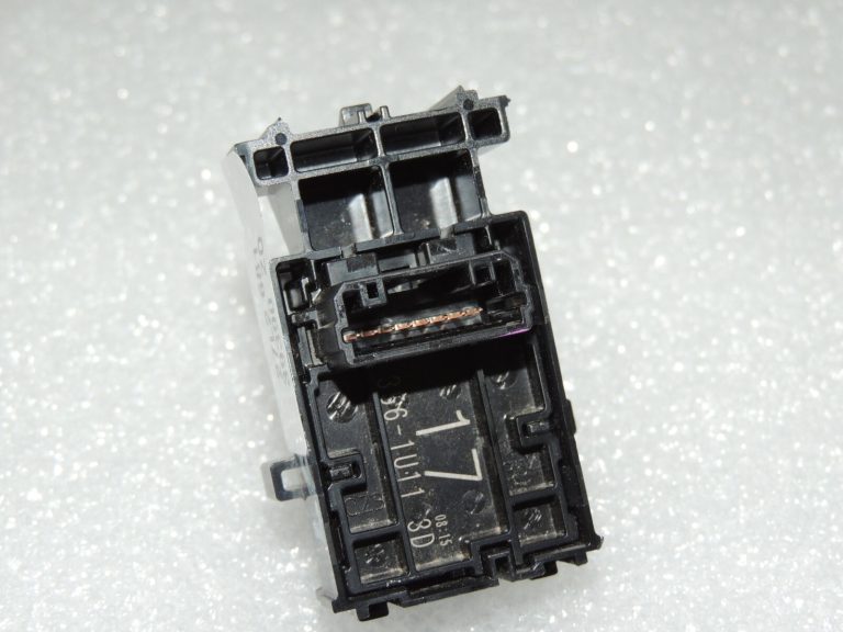Toyota Yaris P13 Logu slēdzis priekšējais labais 8481002260