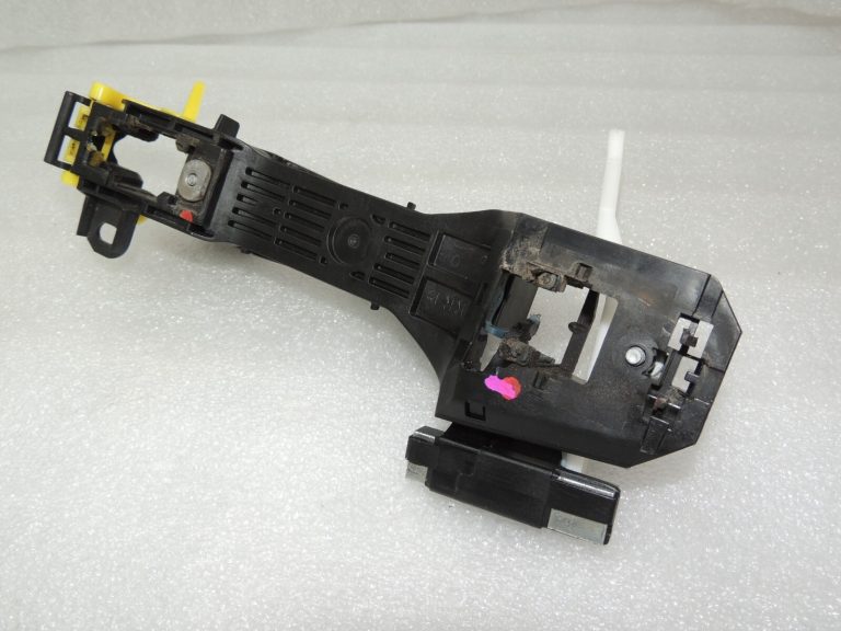 Toyota Avensis T27 Ārējo durvju rokturu turētājs Aizmugurējā labajā pusē 6920305042