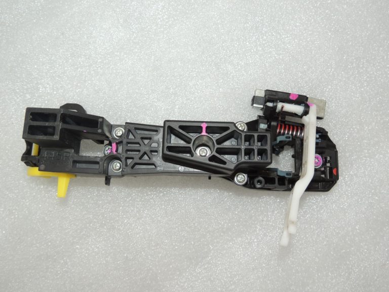 Toyota Avensis T27 Ārējo durvju rokturu turētājs Aizmugurējā labajā pusē 6920305042