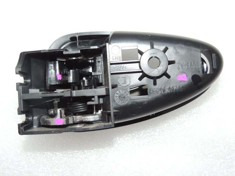 Toyota Avensis T27 Iekštelpu durvju rokturis hromēts labajā pusē 6920505051