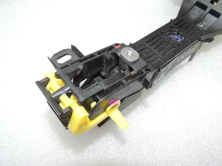 Toyota Avensis T27 R2 Ārējo durvju rokturu turētājs aizmugurējais kreisais 6920405042