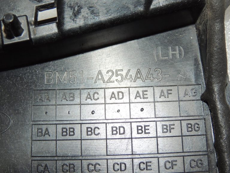 Ford Focus III aizmugurējo kreiso durvju vāks 2229823