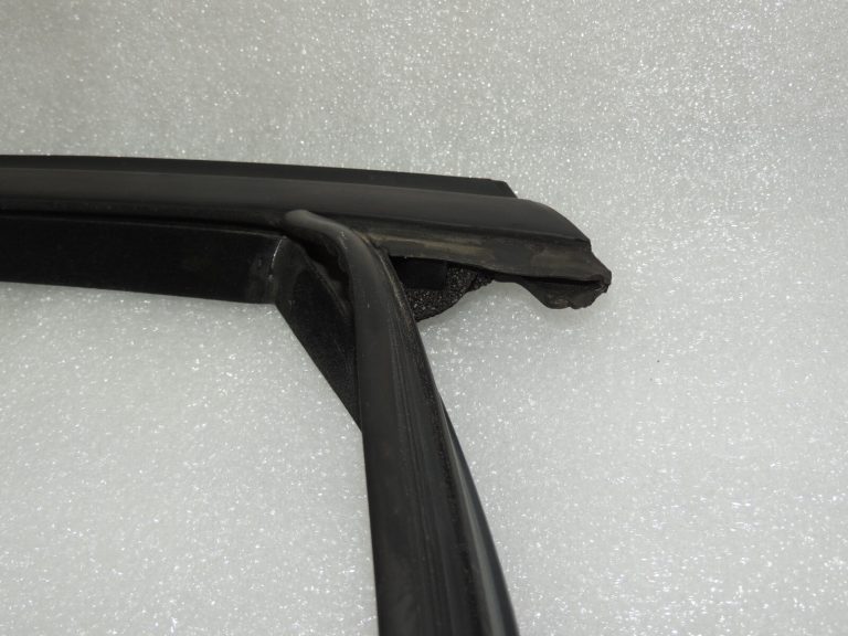 Ford Focus III Aizmugurējā kreisā stikla blīvējums 1787049