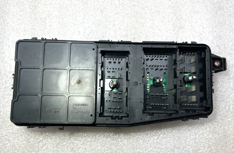 Kia Carnival oriģinālā drošinātāju kārba virsbūves drošinātāju kaste 919504D050