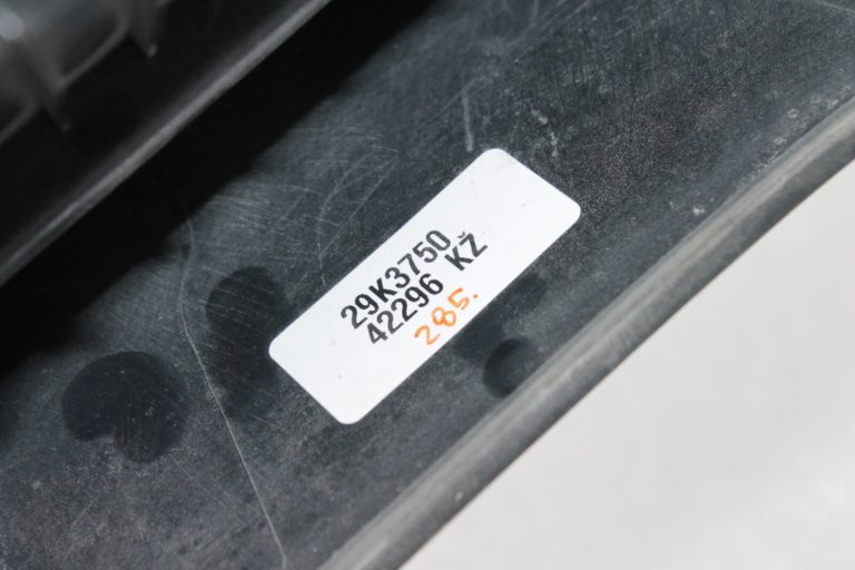 Nissan X-Trail T32 Aizmugurējā spoilera pārsegs labajā pusē (G41) 960324CE0A