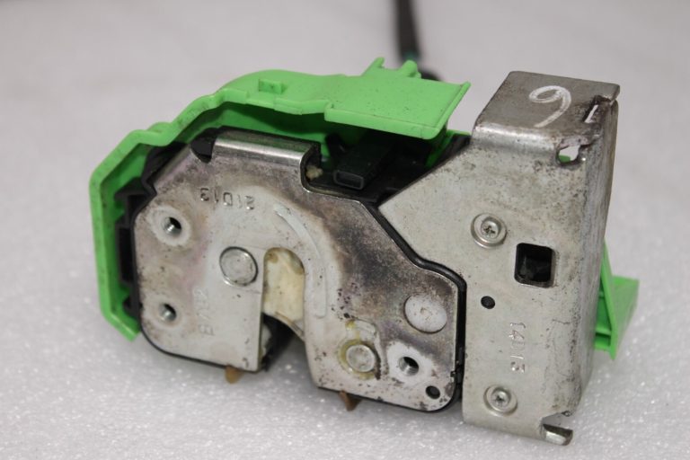 Oriģinālā Alfa Romeo Giulietta 940 Priekšējā labās puses durvju slēdzene 71775250, 71775802