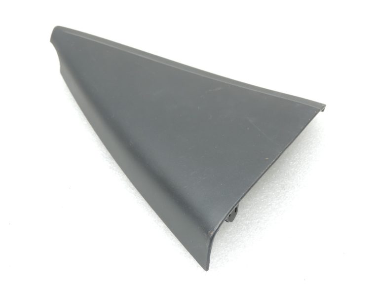 Oriģināls Toyota Yaris P13 Aizmugurējais labās puses salona durvju vāks 676730D030C0