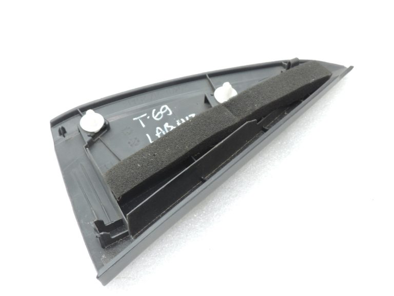 Oriģināls Toyota Yaris P13 Aizmugurējais labās puses salona durvju vāks 676730D030C0