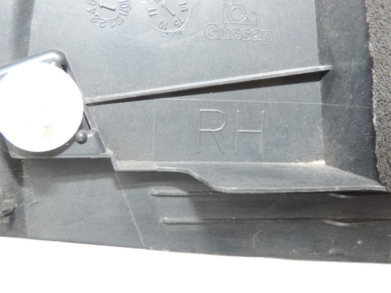 Oriģināls Toyota Yaris P13 Aizmugurējais labās puses salona durvju vāks 676730D030C0