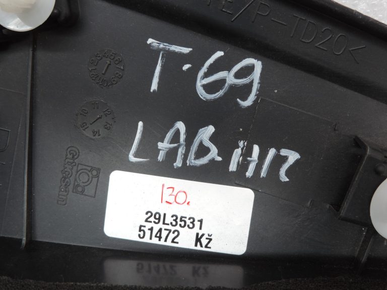 Oriģināls Toyota Yaris P13 Aizmugurējais labās puses salona durvju vāks 676730D030C0