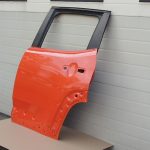 Jeep Renegade BU aizmugurējo kreiso durvju krāsa OMAHA ORANGE VR-562/B