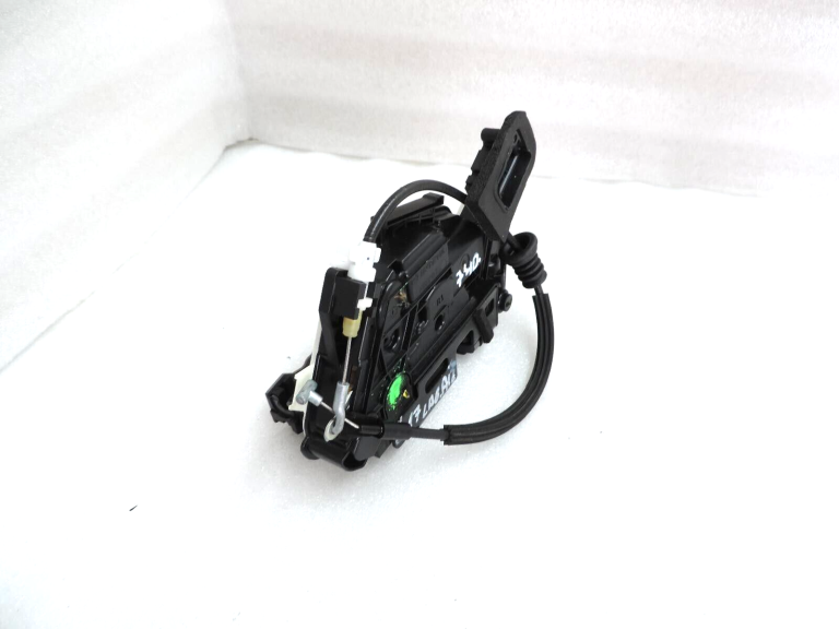 Oriģināls Seat Skoda VW Aizmugurējā labās puses durvju slēdzene Bloķētājs 5K4839016R