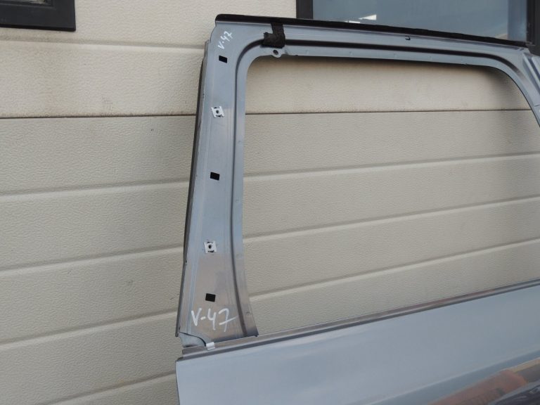 Volvo XC90 II Aizmugurējās labās durvis Aizmugurējās labās durvis Aizmugurējās labās durvis Krāsa Osmi pelēks metālika 714-16