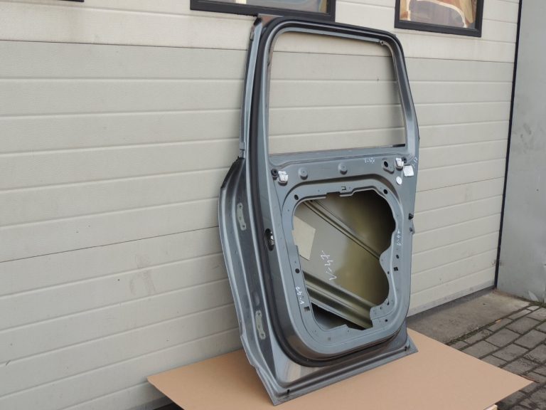 Volvo XC90 II Aizmugurējās labās durvis Aizmugurējās labās durvis Aizmugurējās labās durvis Krāsa Osmi pelēks metālika 714-16