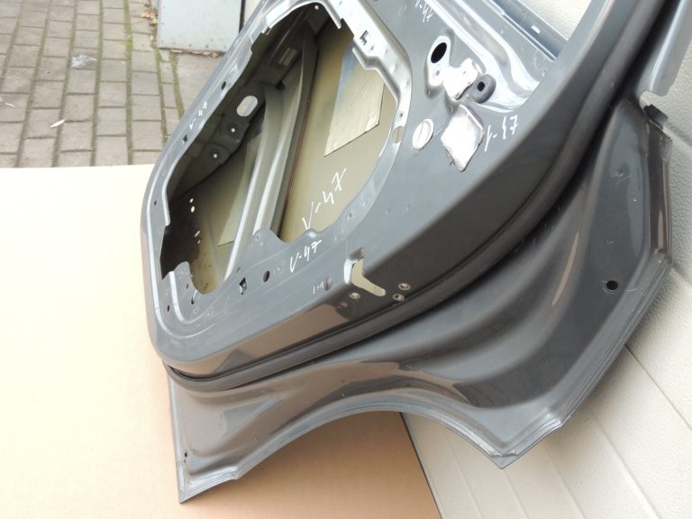 Volvo XC90 II Aizmugurējās labās durvis Aizmugurējās labās durvis Aizmugurējās labās durvis Krāsa Osmi pelēks metālika 714-16