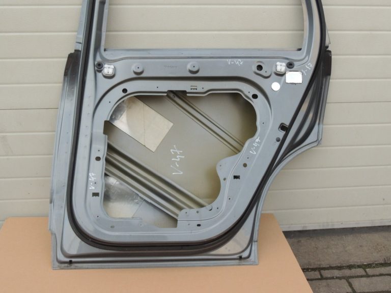Volvo XC90 II Aizmugurējās labās durvis Aizmugurējās labās durvis Aizmugurējās labās durvis Krāsa Osmi pelēks metālika 714-16