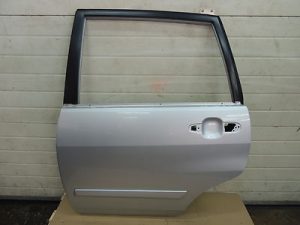 Suzuki Liana Aizmugurējās kreisās durvis Krāsa Z2S Silver Aizmugurējās kreisās durvis