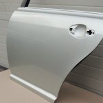Toyota Avensis T25 Kombi aizmugurējās kreisās durvis Krāsa 1C0 Aizmugurējās kreisās durvis