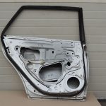 Toyota Avensis T25 Kombi aizmugurējās kreisās durvis Krāsa 1C0 Aizmugurējās kreisās durvis