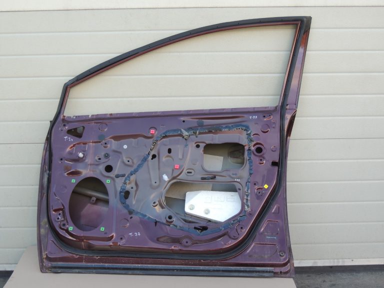 Toyota Avensis T27 Priekšējās durvis priekšējās labās puses priekšējās durvis priekšējās labās puses krāsa 3Q7 67001-05070