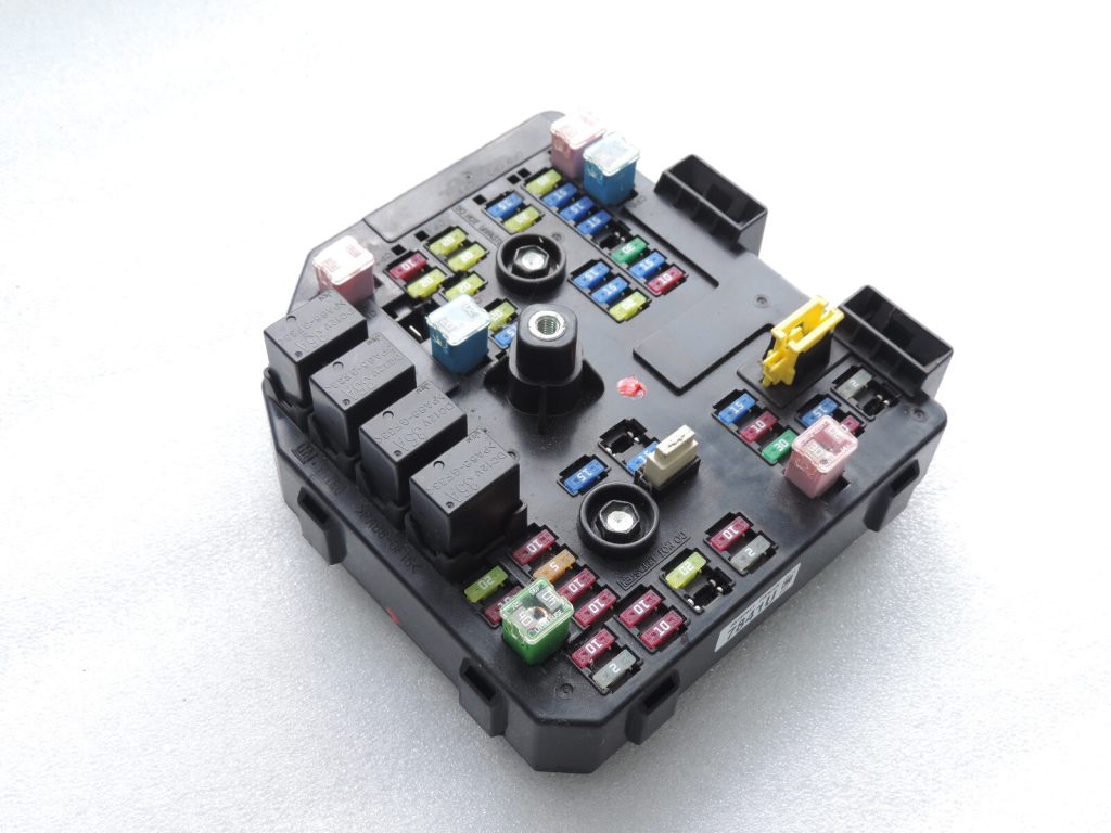 Opel Antara drošinātāju kārba releju kaste BSM moduļu vadības bloks 95137841