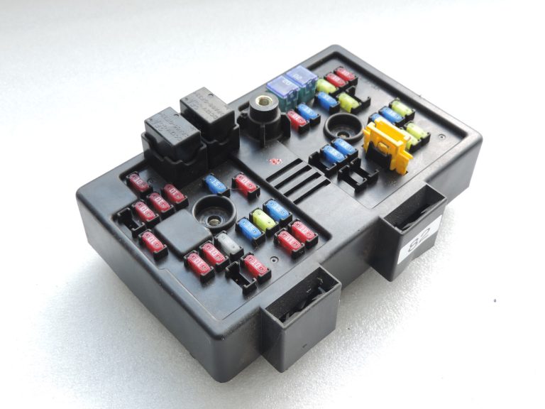 Chevrolet Captiva drošinātāju kārba releju moduļu vadības bloks 96821082